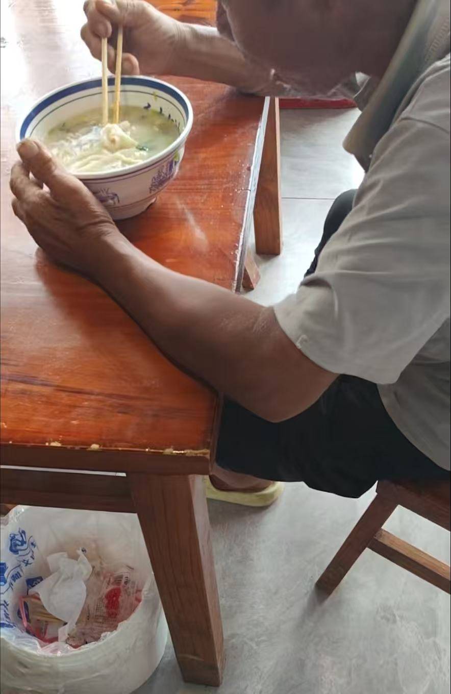店门口大爷竹筐卖不动<strong></p>
<p>炒币子</strong>，河南周口面馆老板暖心发视频帮卖，网友隔空下单：我出钱你送人