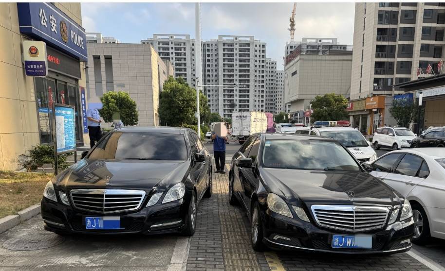 浙江街头惊现两辆“一模一样”的车！民警一查<strong></p>
<p>炒币子</strong>，不简单，当场扣车