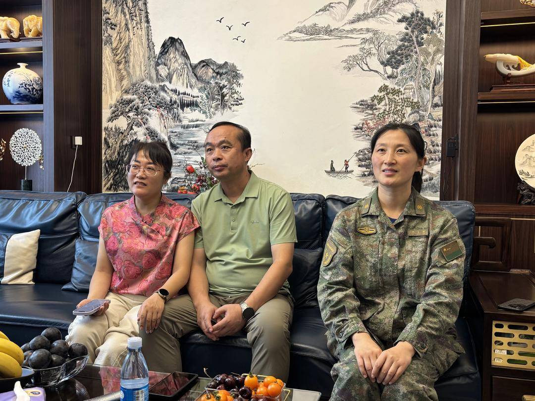 抗战胜利80周年大阅兵民兵方阵<strong></p>
<p>炒币子</strong>，有两名女生来自无锡地区