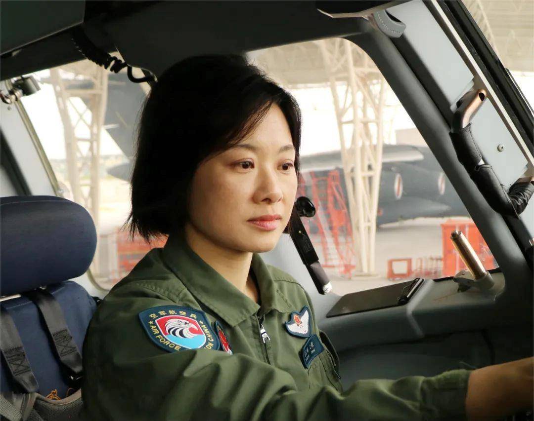 阅兵最帅女机长<strong></p>
<p>炒币子</strong>，是她！