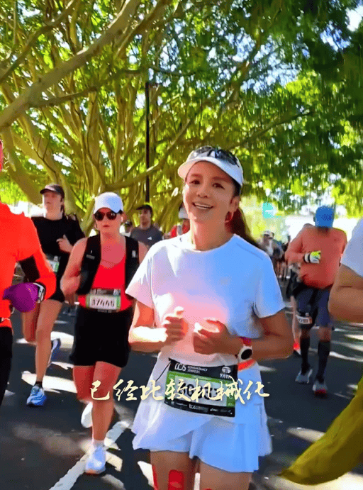 知名主持人朱迅跑完悉尼马拉松全马<strong></p>
<p>炒币子</strong>，开心大笑：又创造个人最好成绩