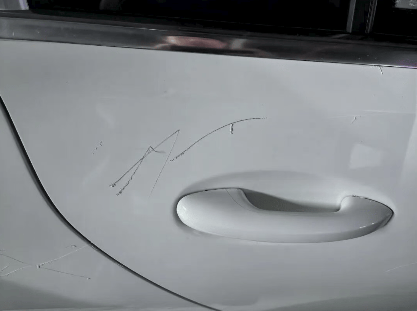 女子用铁片将邻居奔驰车划开数个口子<strong></p>
<p>新中产炒币实录</strong>，被采取刑事强制措施 双方曾因车门磕碰发生口角