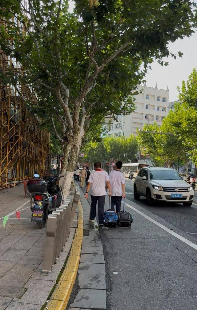 事发上海校门口！学生上学像闯关：夹缝中慢慢腾挪<strong></p>
<p>币链</strong>，与非机动车迎面对冲…家长担忧：何时是头