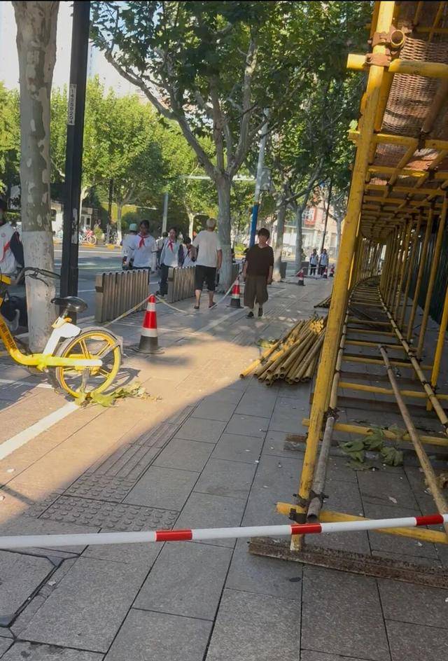 事发上海校门口！学生上学像闯关：夹缝中慢慢腾挪<strong></p>
<p>币链</strong>，与非机动车迎面对冲…家长担忧：何时是头