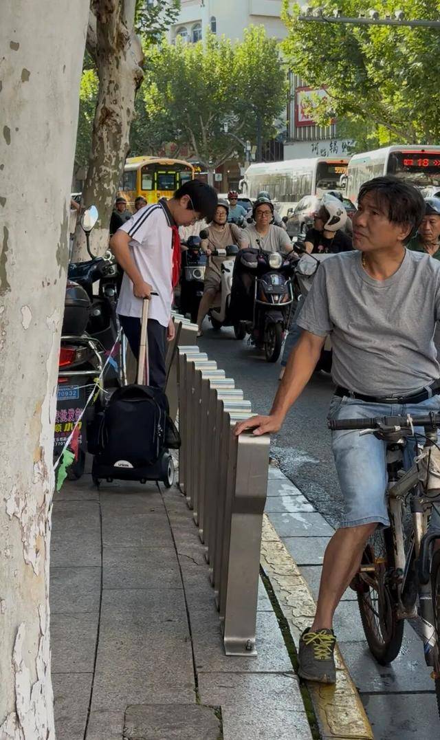 事发上海校门口！学生上学像闯关：夹缝中慢慢腾挪<strong></p>
<p>币链</strong>，与非机动车迎面对冲…家长担忧：何时是头