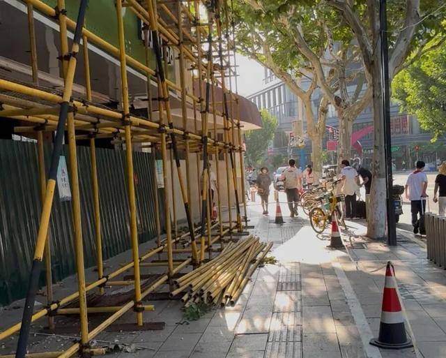 事发上海校门口！学生上学像闯关：夹缝中慢慢腾挪<strong></p>
<p>币链</strong>，与非机动车迎面对冲…家长担忧：何时是头