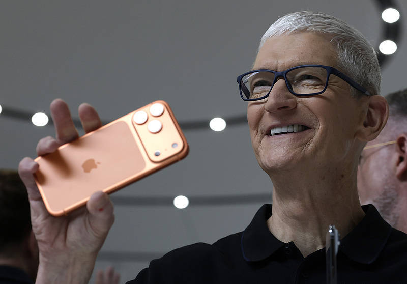 iPhone 17只是开始！苹果将陆续推出10款新品<strong></p>
<p>佰通币</strong>，首款无显示屏智能眼镜也将亮相