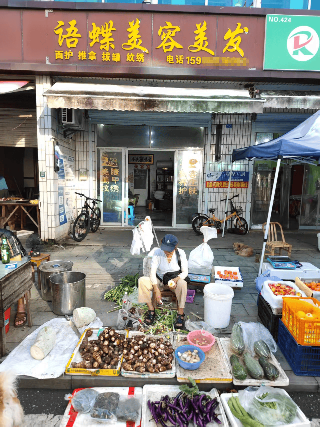 浙江一店主允许大妈门口摆摊<strong></p>
<p>佰通币</strong>，时常被大妈“投喂”蔬果：每次收摊时，都打扫得干干净净