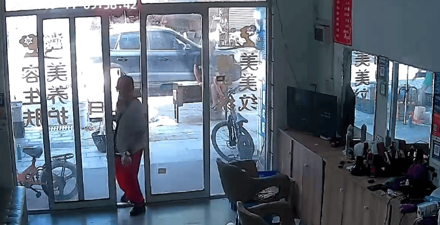 浙江一店主允许大妈门口摆摊<strong></p>
<p>佰通币</strong>，时常被大妈“投喂”蔬果：每次收摊时，都打扫得干干净净