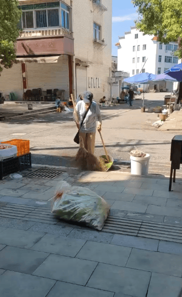 浙江一店主允许大妈门口摆摊<strong></p>
<p>佰通币</strong>，时常被大妈“投喂”蔬果：每次收摊时，都打扫得干干净净