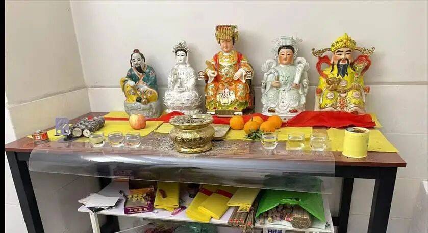 男子自称“玉皇大帝”<strong></p>
<p>佰通币</strong>，奸淫妇女10人，敛财超500万元