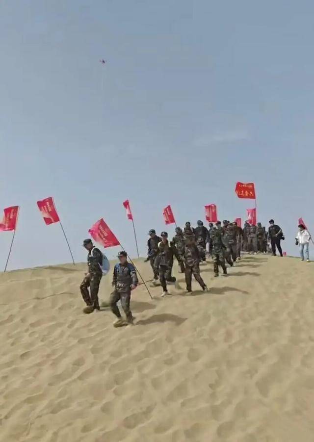塔里木大学军训真硬核！8400余名新生分批穿越沙漠<strong></p>
<p>晋商币</strong>，匍匐前进、沙漠拉烟，堪比“沙场点兵”大片