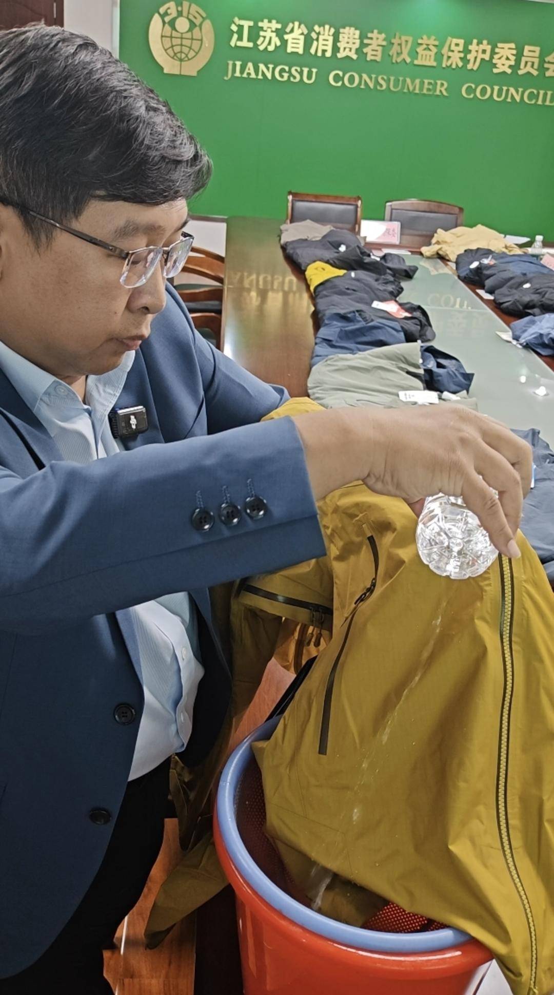 注意！冲锋衣40款里3款“不防水”<strong></p>
<p>引力币</strong>，教你一招在家也能测