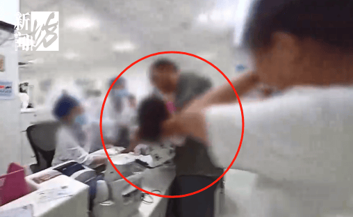 事发上海晚高峰！汹涌车流中<strong></p>
<p>永旺币</strong>，一男子绝望跳车，直奔民警而去……