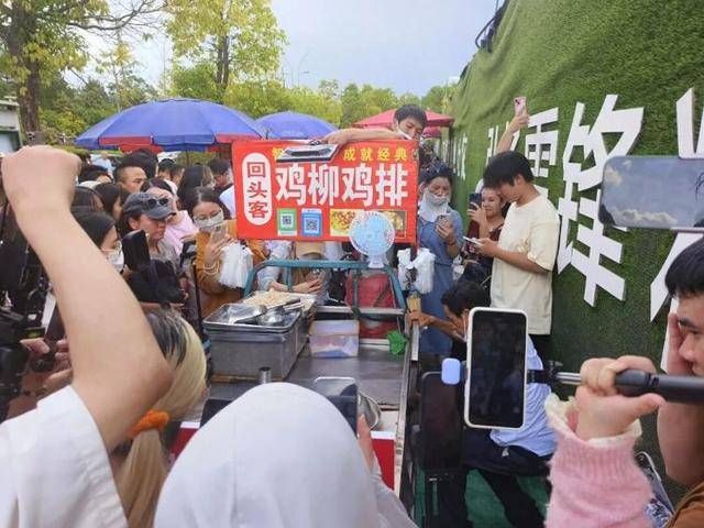 被流量砸中的“鸡排哥”：炸到中暑<strong></p>
<p>永旺币</strong>，每天睡三四个小时，怕辜负顾客不舍得休息