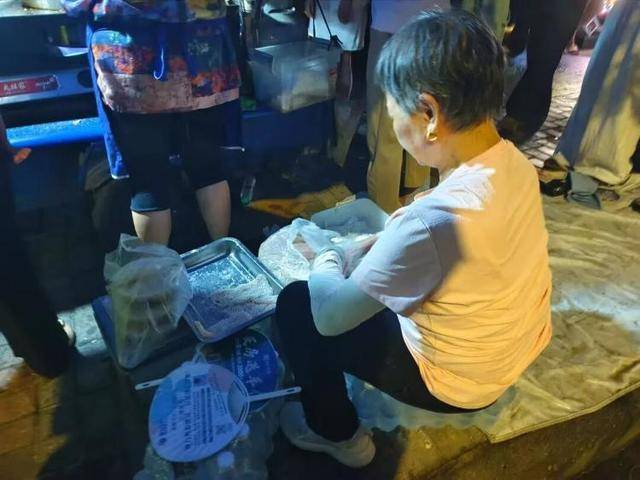 被流量砸中的“鸡排哥”：炸到中暑<strong></p>
<p>永旺币</strong>，每天睡三四个小时，怕辜负顾客不舍得休息