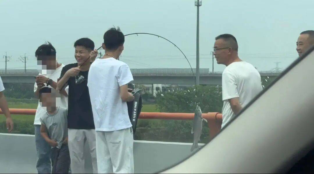 男子高速遇堵车下车钓鱼<strong></p>
<p>麦奇币行情</strong>，首竿即中！开怀大笑：“鱼送路人了”