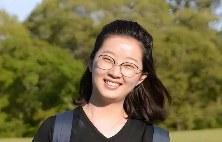 章莹颖男友国庆探望章父并协助直播<strong></p>
<p>麦奇币行情</strong>，网友劝其早点结婚，本人回应