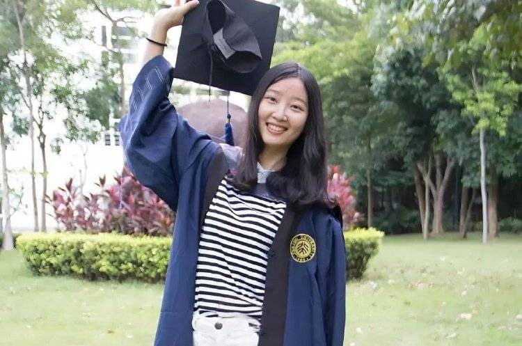章莹颖男友国庆探望章父并协助直播<strong></p>
<p>麦奇币行情</strong>，网友劝其早点结婚，本人回应