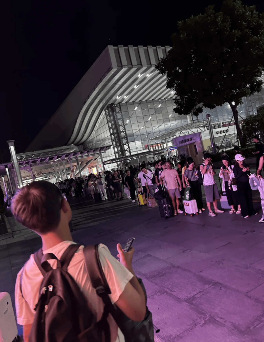 深圳北站凌晨返深被刷爆<strong></p>
<p>炒币培训</strong>！附近叫车超200人？别慌！公交地铁加班护送