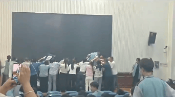 家长跪地被学生轮流踩踏<strong></p>
<p>炒币培训</strong>，校方凌晨道歉