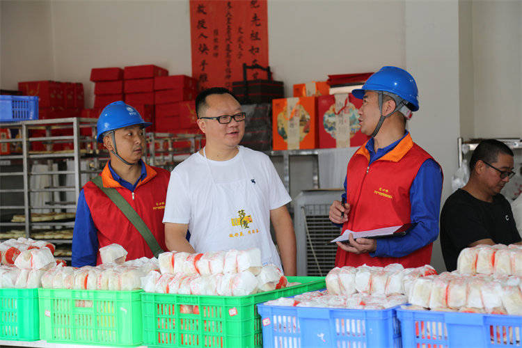 阖家团圆时<strong></p>
<p>炒币培训</strong>，他们守护蓉城灯火