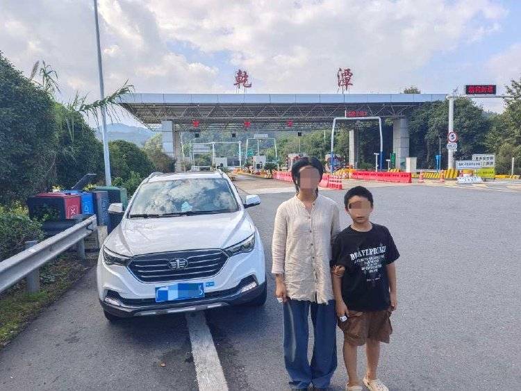 离谱！妈妈让儿子高速下车路边方便<strong></p>
<p>炒币培训</strong>，解决完后跟随车流跑回来找她