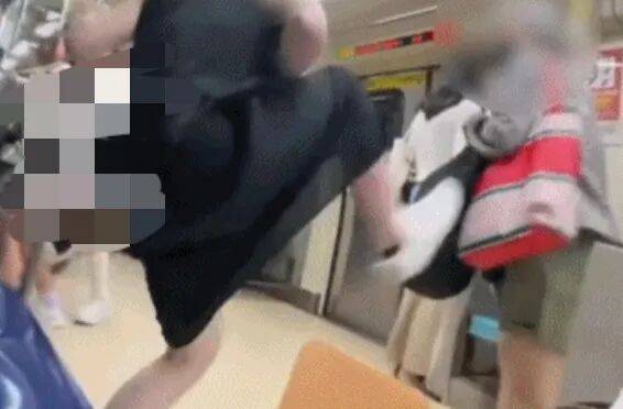73岁老太地铁逼年轻人让座<strong></p>
<p>炒币培训</strong>，被一脚踹飞！次日在超市闹事被捕，一查竟是通缉犯！