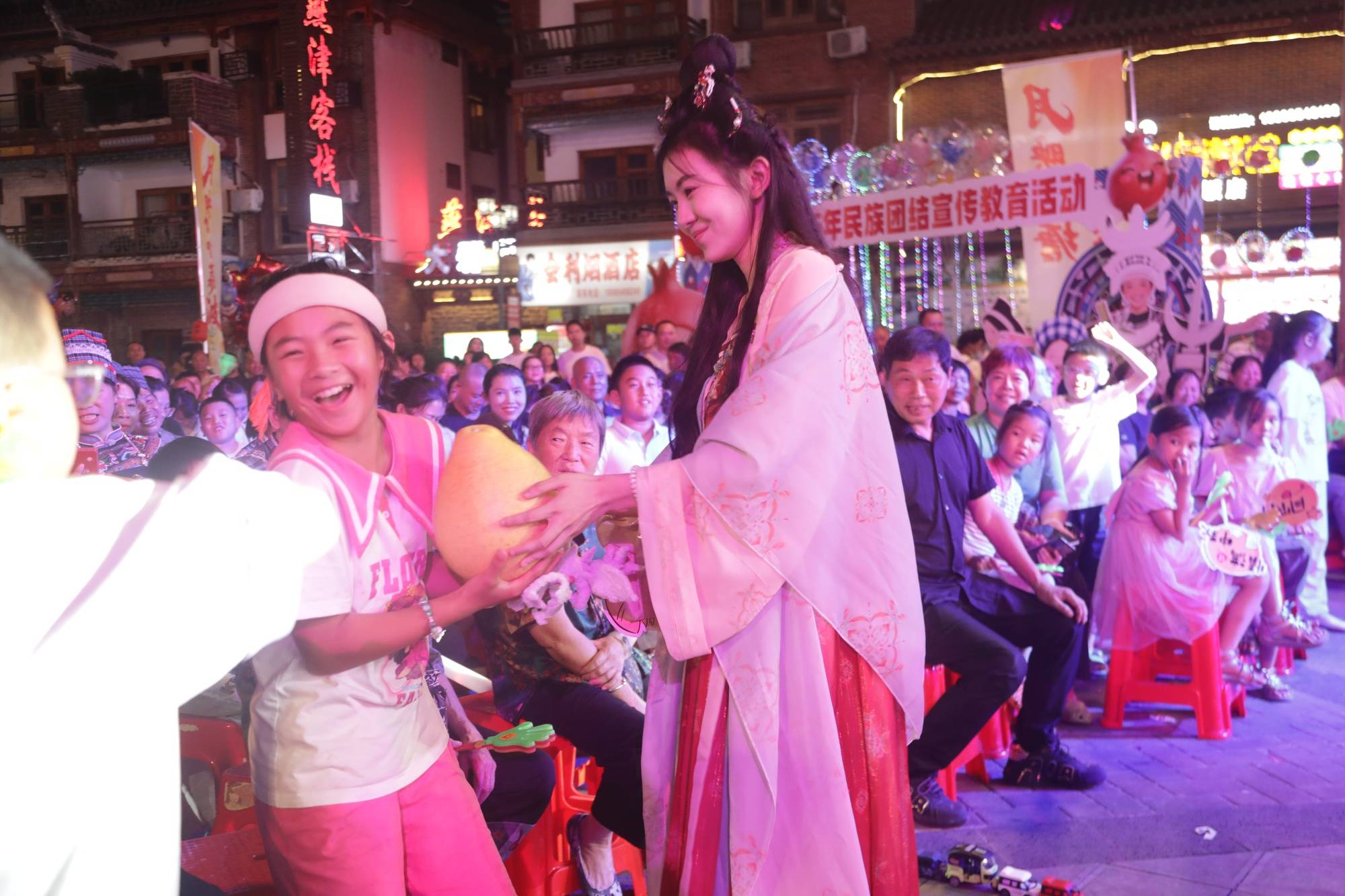 月映火塘 悦唱荔波<strong></p>
<p>炒币培训</strong>！这场中秋音乐晚会点燃团圆夜