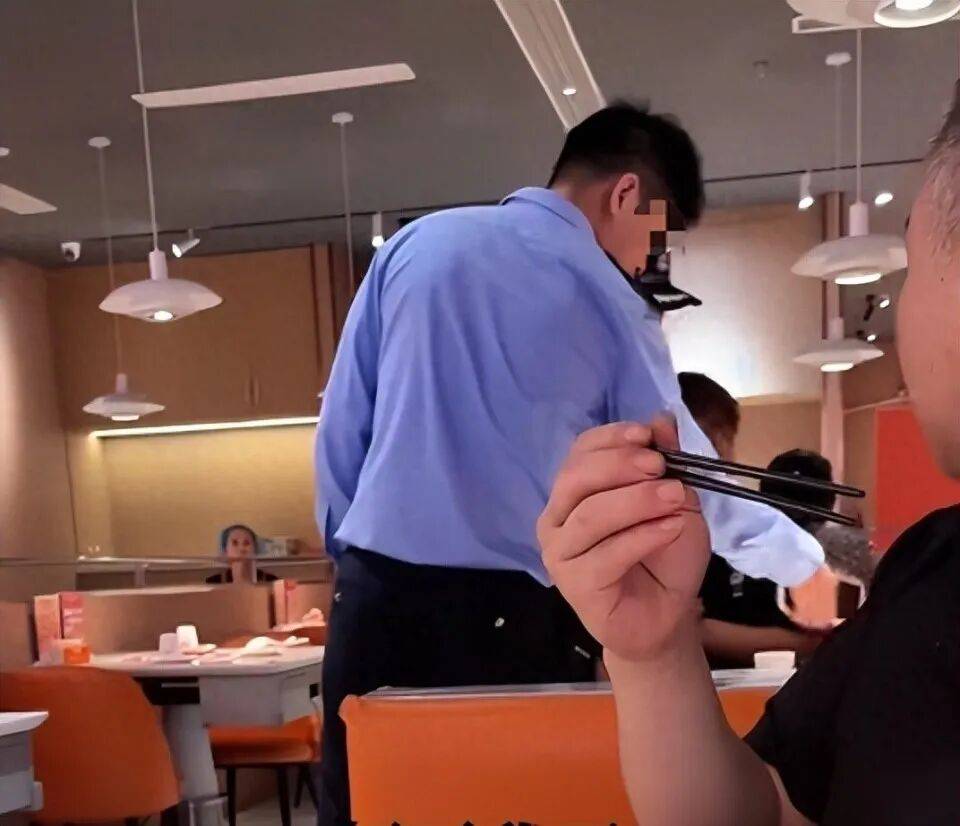 小伙和女友餐厅吃饭<strong></p>
<p>龙渊币</strong>，被民警赶来戴铐带走；警方回应：其女友与一离家女孩“撞脸”，错抓已道歉