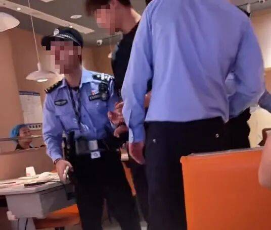 小伙和女友餐厅吃饭<strong></p>
<p>龙渊币</strong>，被民警赶来戴铐带走；警方回应：其女友与一离家女孩“撞脸”，错抓已道歉