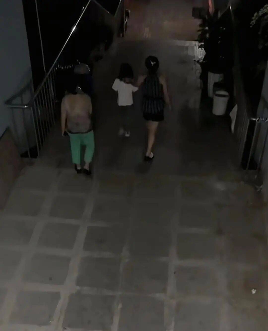 7岁女孩中秋节到同学家玩<strong></p>
<p>币圈搬砖套利</strong>，2天无人来接，警察上门发现，其单亲父亲已在家中离世……