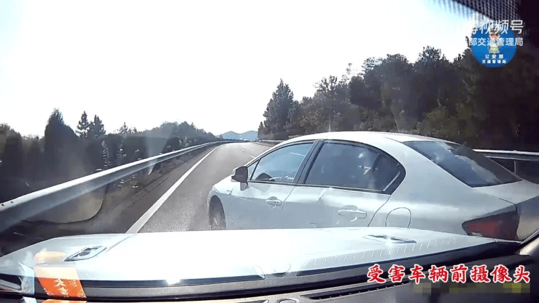 “我撒谎天打雷劈！”男子高速突然强行变道致翻车<strong></p>
<p>币圈搬砖套利</strong>，反诬赖对方