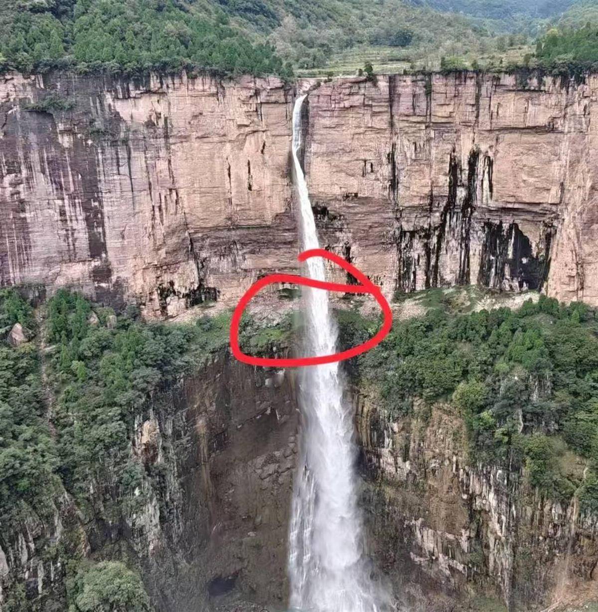 在南太行瀑布拍照时坠崖男大学生确认身亡<strong></p>
<p>手机炒币</strong>,救援人员:潜入水潭3米深处找到遗体,已转交给家属