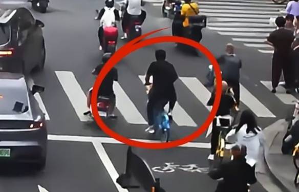 看着都疼<strong></p>
<p>币圈常见问题</strong>！上海街头一男子突然求助：10岁女儿被死死卡住！这个行为太危险→