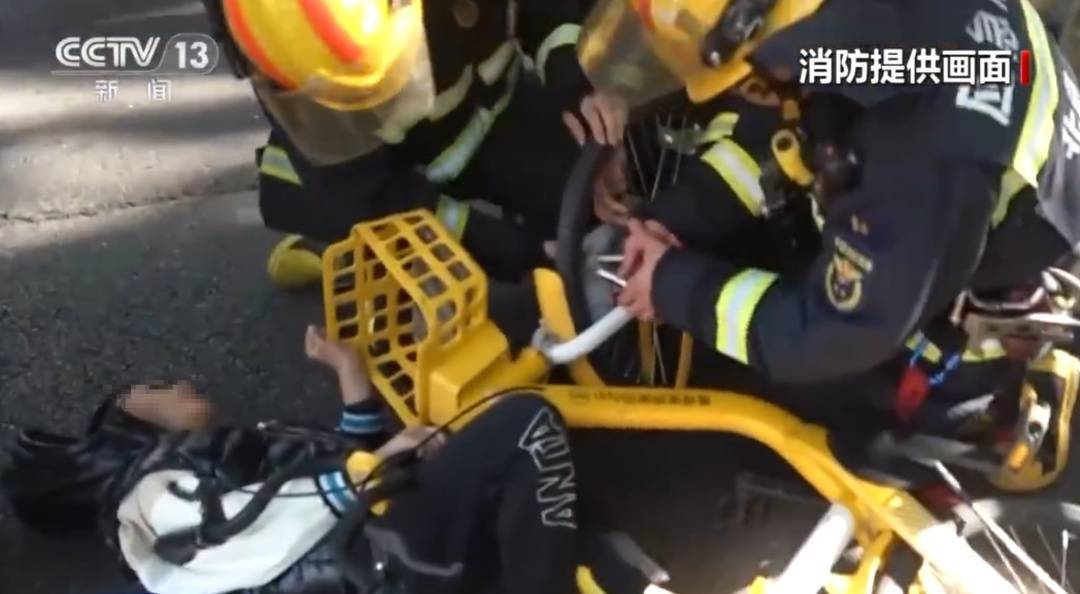 看着都疼<strong></p>
<p>币圈常见问题</strong>！上海街头一男子突然求助：10岁女儿被死死卡住！这个行为太危险→