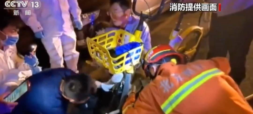 看着都疼<strong></p>
<p>币圈常见问题</strong>！上海街头一男子突然求助：10岁女儿被死死卡住！这个行为太危险→