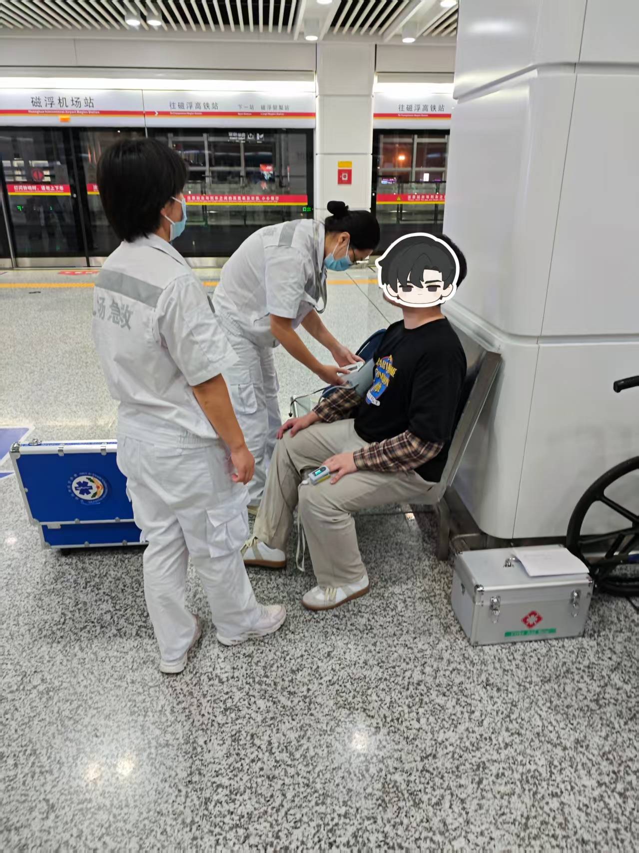 旅客长沙下飞机欲乘坐磁浮列车往城区找朋友<strong></p>
<p>无链不币</strong>，突发呼吸不畅，民警与医护人员接力救援