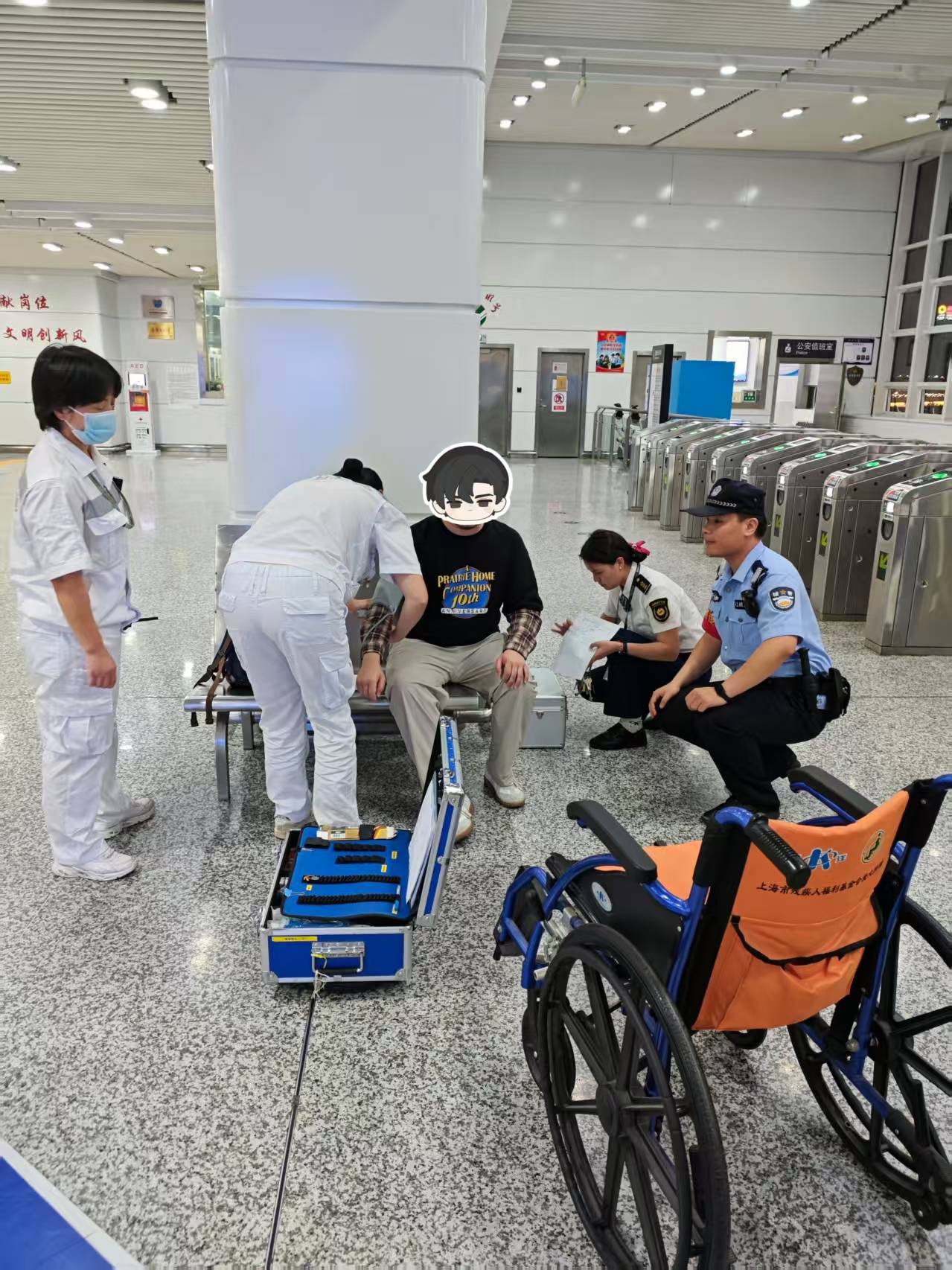 旅客长沙下飞机欲乘坐磁浮列车往城区找朋友<strong></p>
<p>无链不币</strong>，突发呼吸不畅，民警与医护人员接力救援