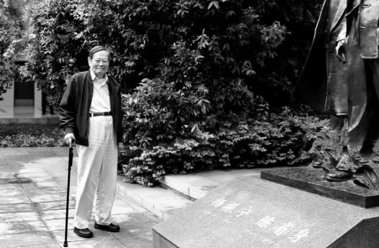 杨振宁为什么连续32年担任东莞理工学院名誉校长<strong></p>
<p>无链不币</strong>？