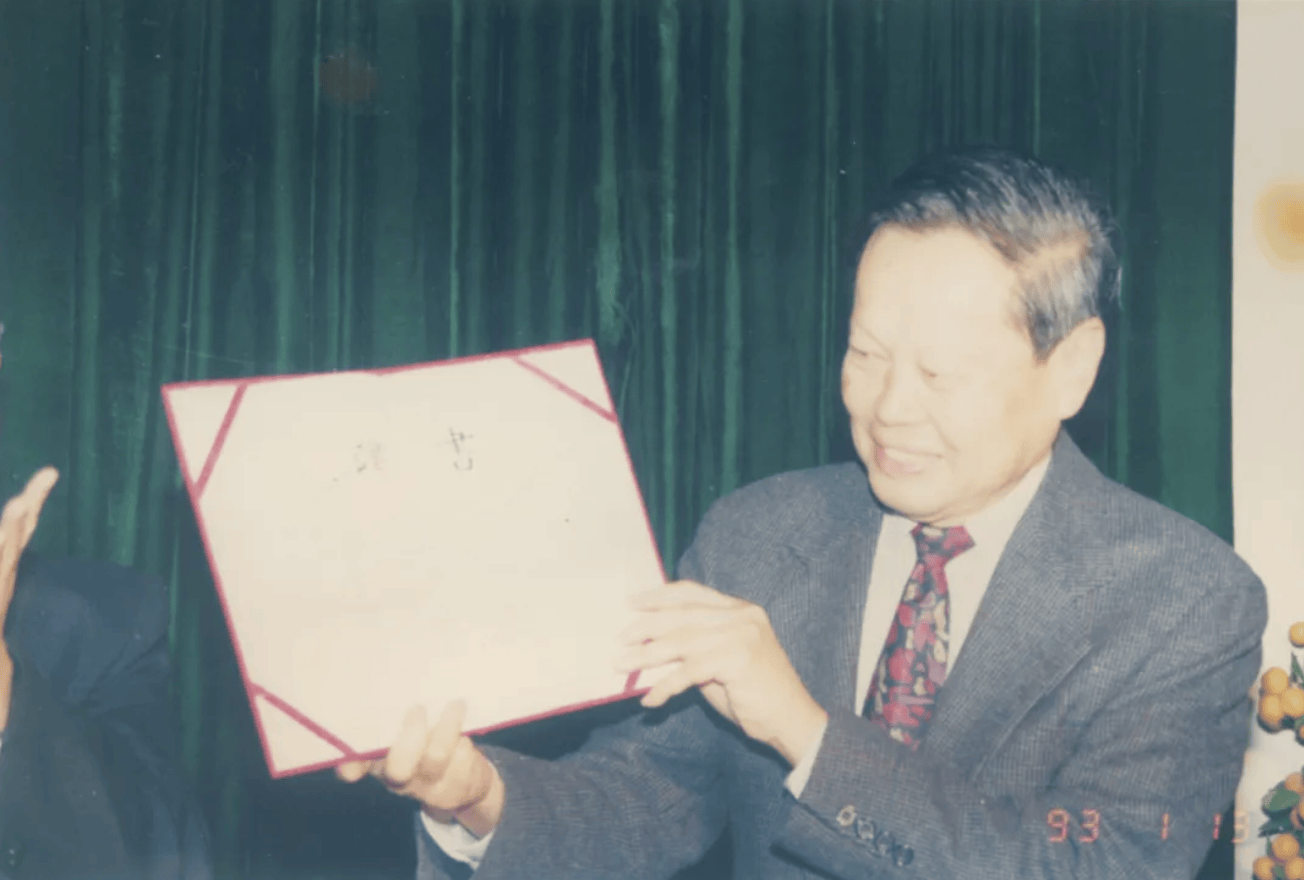 杨振宁为什么连续32年担任东莞理工学院名誉校长<strong></p>
<p>无链不币</strong>？