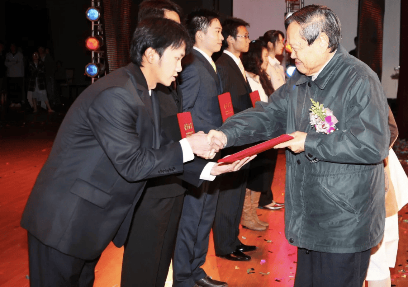 杨振宁为什么连续32年担任东莞理工学院名誉校长<strong></p>
<p>无链不币</strong>？