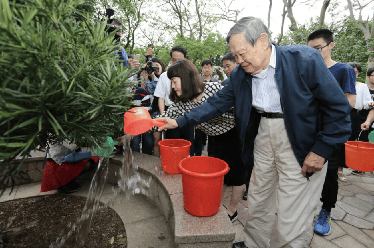 杨振宁为什么连续32年担任东莞理工学院名誉校长<strong></p>
<p>无链不币</strong>？