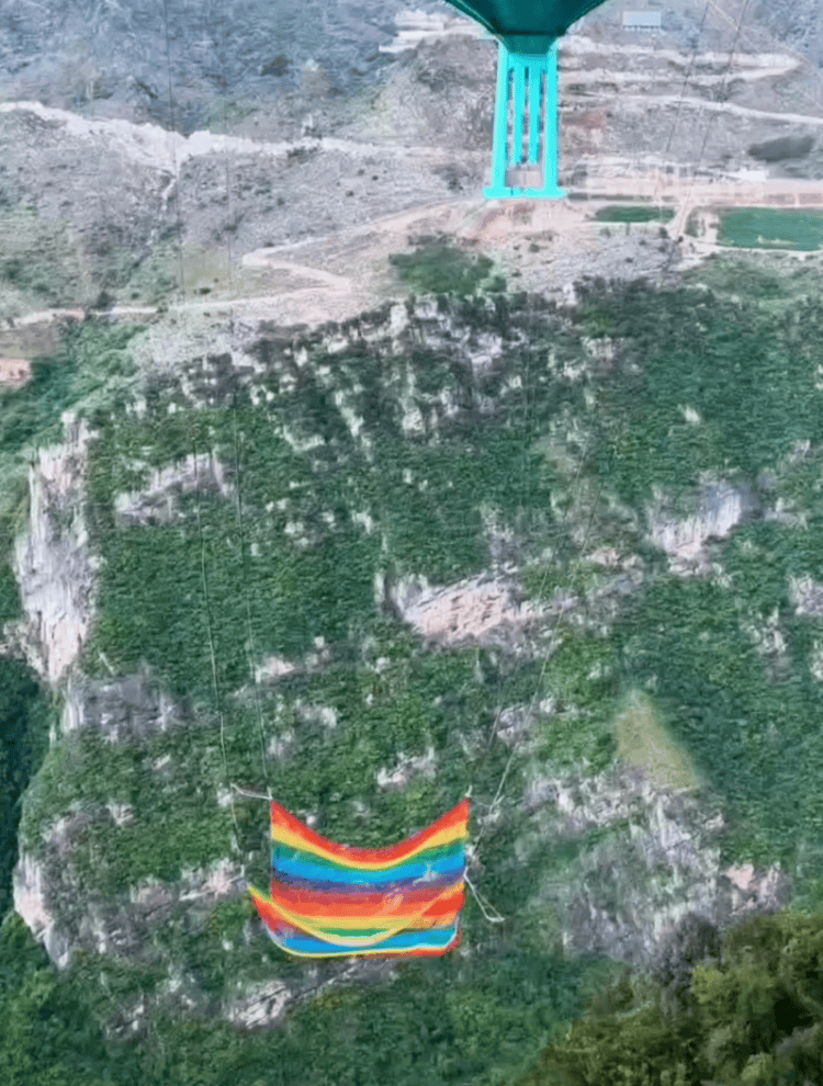 贵州花江峡谷大桥无绳蹦极引热议<strong></p>
<p>无链不币</strong>，工作人员：20-50米高度自选，下方有160㎡安全网接住