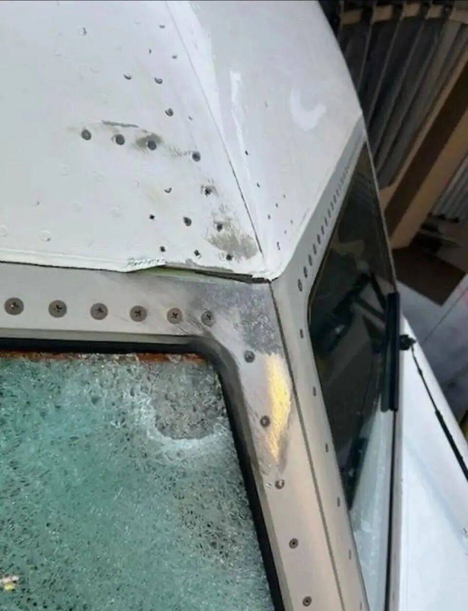 美客机驾驶舱风挡玻璃破裂<strong></p>
<p>无链不币</strong>，自万米高空紧急备降！机上共140人，资深机长：或被陨石或卫星残骸撞击