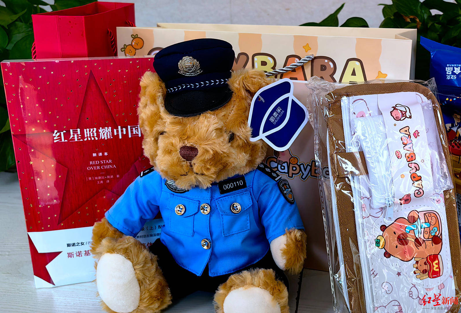 初二男生捡到1.4万余元现金<strong></p>
<p>柚子币行情</strong>,淡定拍视频后报警物归失主,民警送“奖”到校园