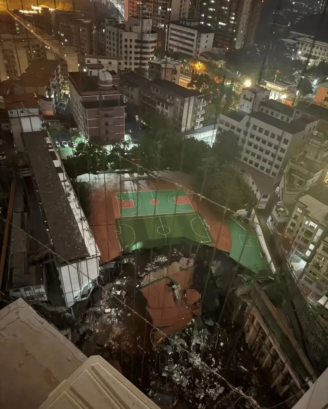 近4000人小学突发坍塌形成巨大坑洞<strong></p>
<p>柚子币行情</strong>，操场塌下去一半，“还好发生在夜里”