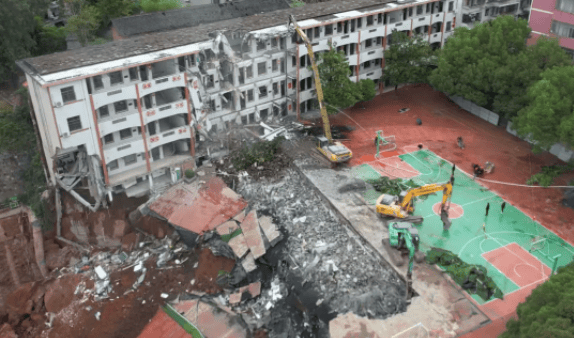 近4000人小学突发坍塌形成巨大坑洞<strong></p>
<p>柚子币行情</strong>，操场塌下去一半，“还好发生在夜里”