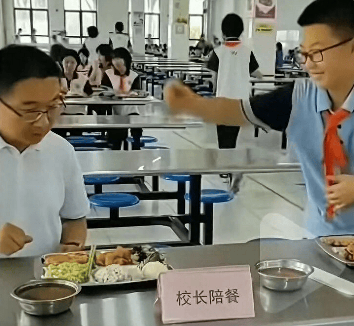 因“被学生抢鸡排”走红的校长病逝<strong></p>
<p>初入币圈</strong>，其子：月初刚做心血管手术，约千人赶来送最后一程