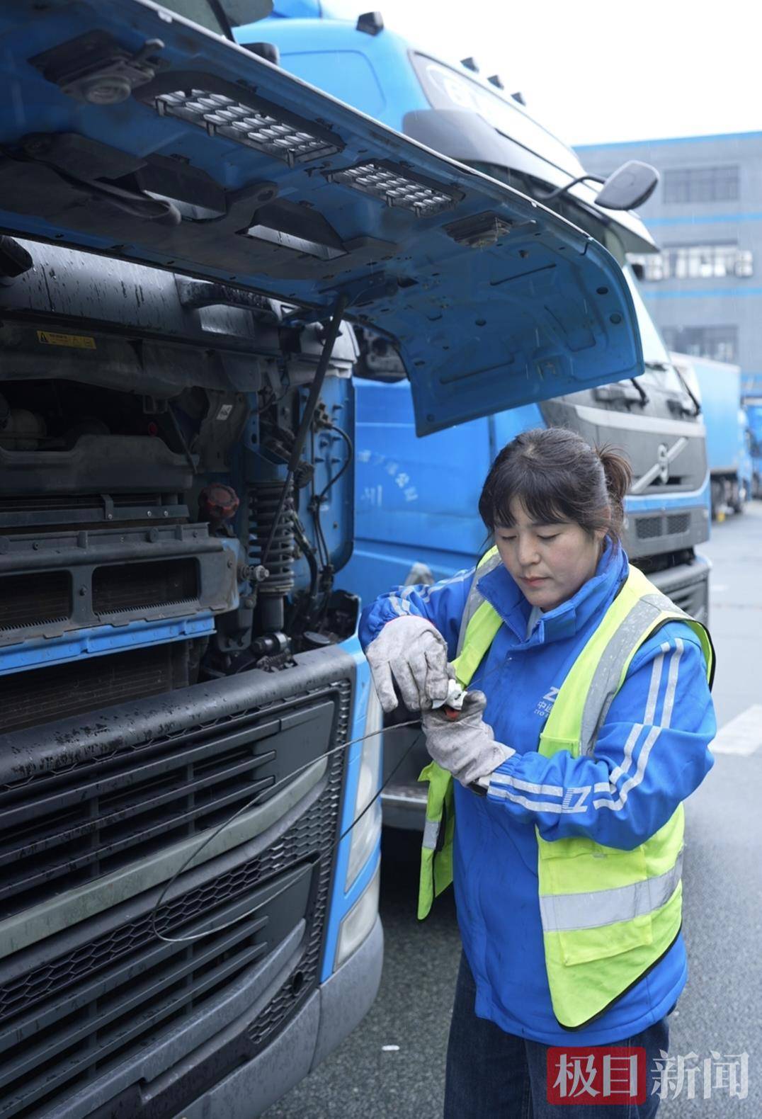 湖北90后姑娘驾驭21米重卡货车<strong></p>
<p>ccr炒币</strong>,3年多行驶里程相当于绕地球约10圈,始终保持零事故